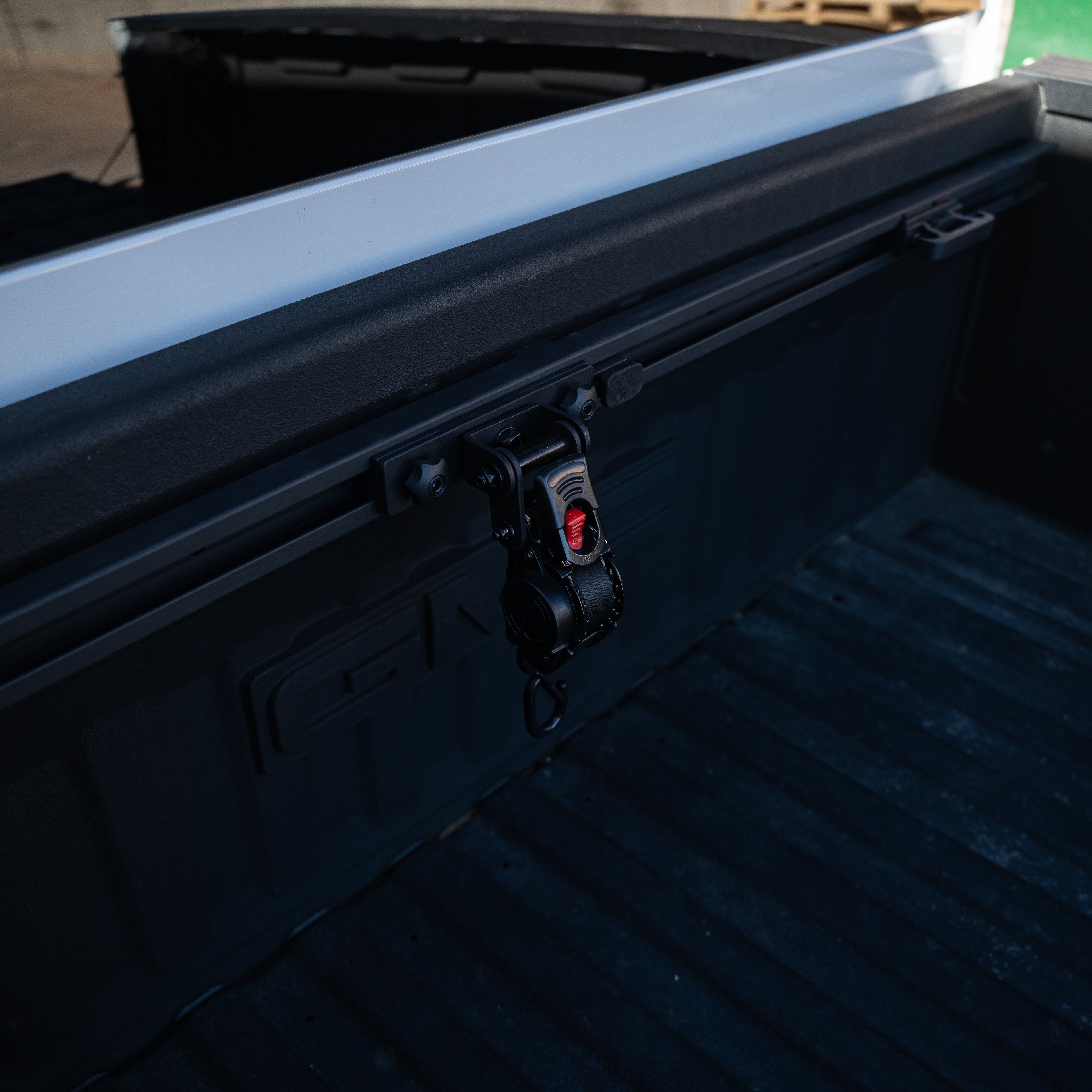 Integral Bulkhead Rail - Chevrolet & GMC 1500 & HD